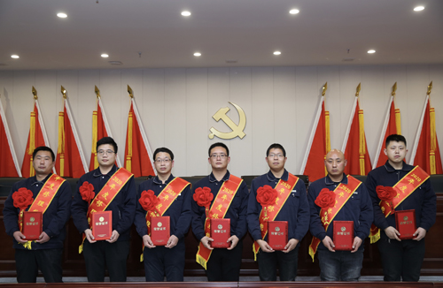 0206 修理能手從左至右依次為 邵冠峰、王寶玉、潘春樂、李龍、許特斯、韓利杰、寇增亮.jpg