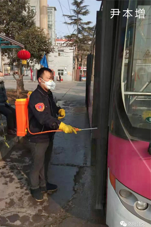 抗擊疫情，讓黨旗飄揚在公交防控一線