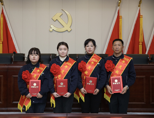 0207 從左至右依次為 點鈔能手王璐、充值能手孫昭娣、教學能手王慧娟、孫衛(wèi)東.jpg