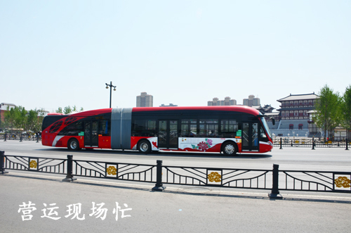 02 勞動節(jié)里公交忙（營運(yùn)現(xiàn)場忙）.JPG