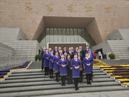 瞧！春分時節(jié)的最美公交藍(lán)！